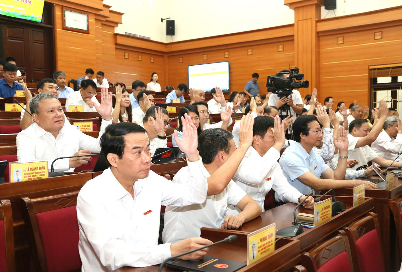 Các đại biểu biểu quyết thông qua nghị quyết tại kỳ họp.(Ảnh: Vũ Hùng)