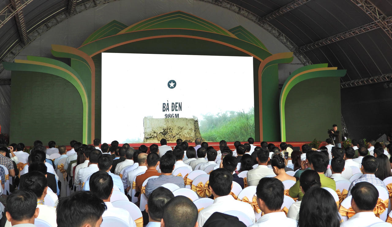 Quang cảnh lễ khởi công Dự án Quần thể du lịch sinh thái, nghỉ dưỡng và vui chơi giải trí núi U Bò - hồ Thác Chuối, tổng vốn đầu tư 16.234 tỷ đồng. (Ảnh: Minh Phương)