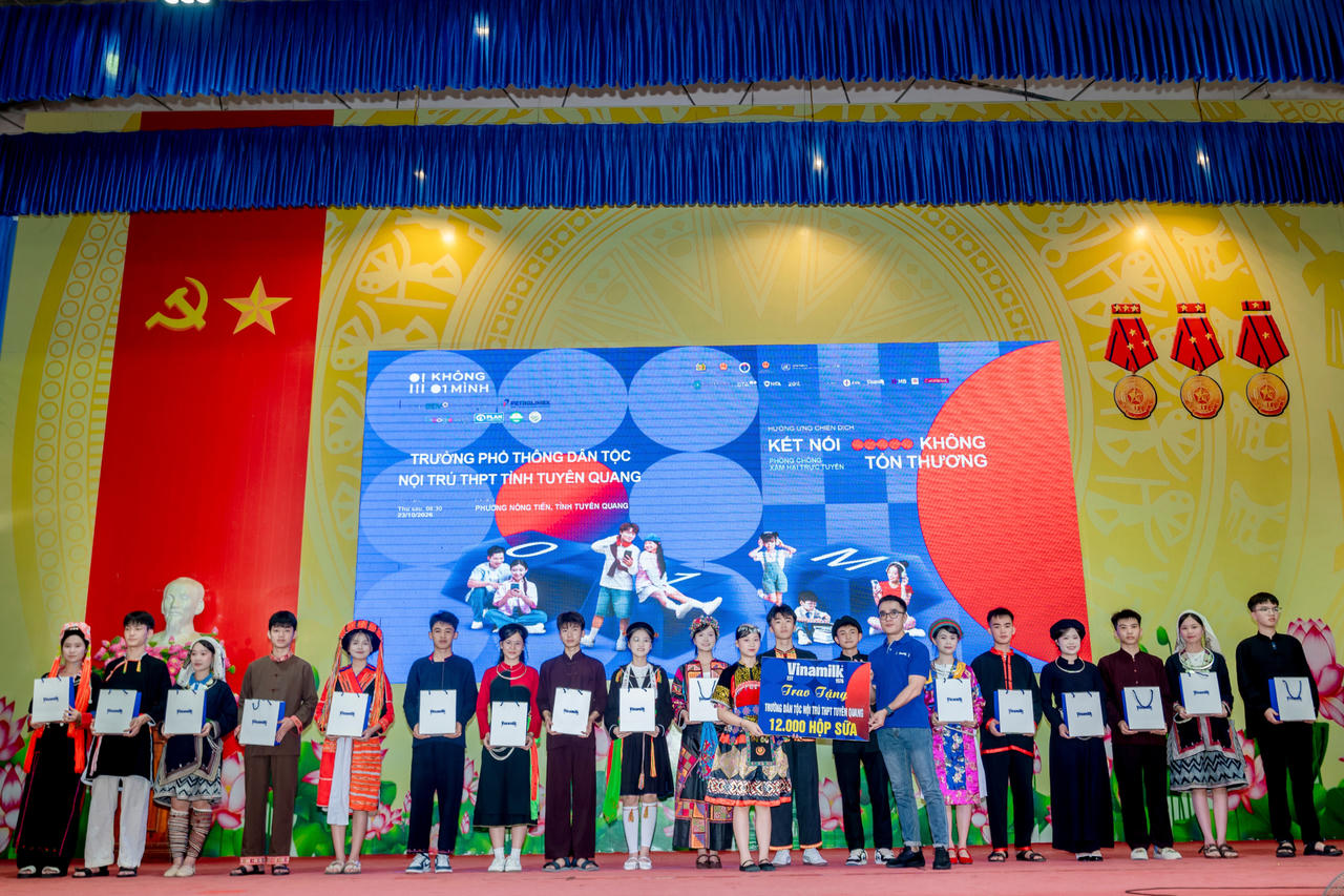 Vinamilk đồng hành cùng các hoạt động tại trường học, góp phần đưa thông điệp của chiến dịch “Không một mình” đến gần hơn với học sinh và giáo viên (Ảnh: Minh Anh).