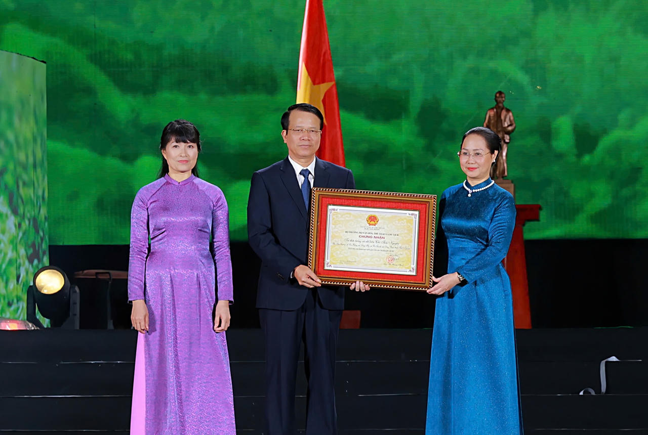 Bộ trưởng Bộ Văn hóa, Thể thao và Du lịch, trao Quyết định ghi danh “Tri thức trồng và chế biến chè Thái Nguyên” vào Danh mục Di sản văn hóa phi vật thể quốc gia. Ảnh: P.V.