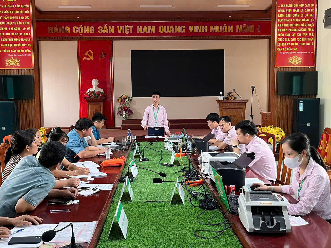 Hoạt động giao dịch của Ngân hàng Chính sách xã hội tại xã giúp người dân vùng cao thuận tiện tiếp cận nguồn vốn vay ưu đãi.