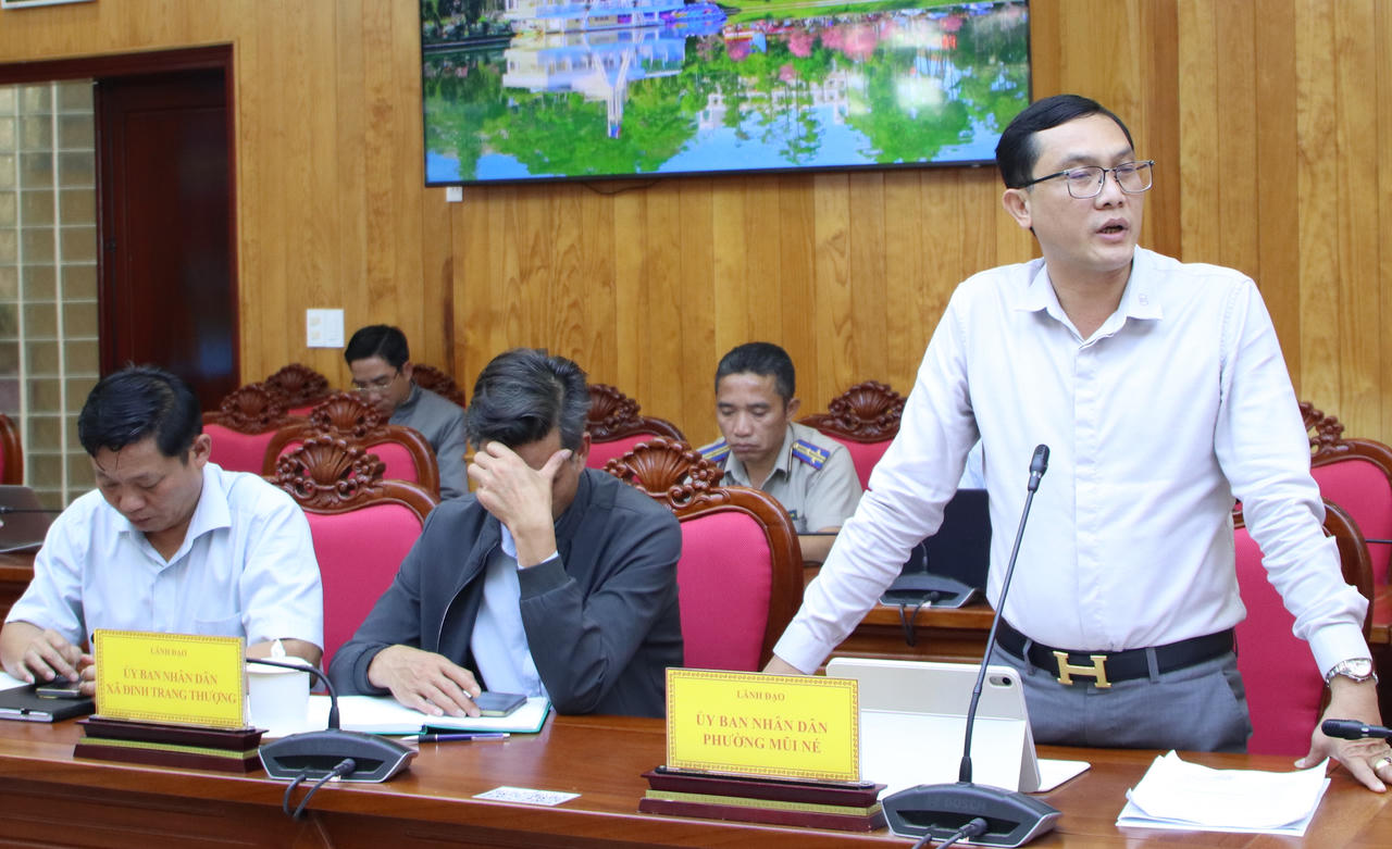 Đại diện UBND phường Mũi Né phát biểu tại buổi làm việc. Ảnh: Mai Long.