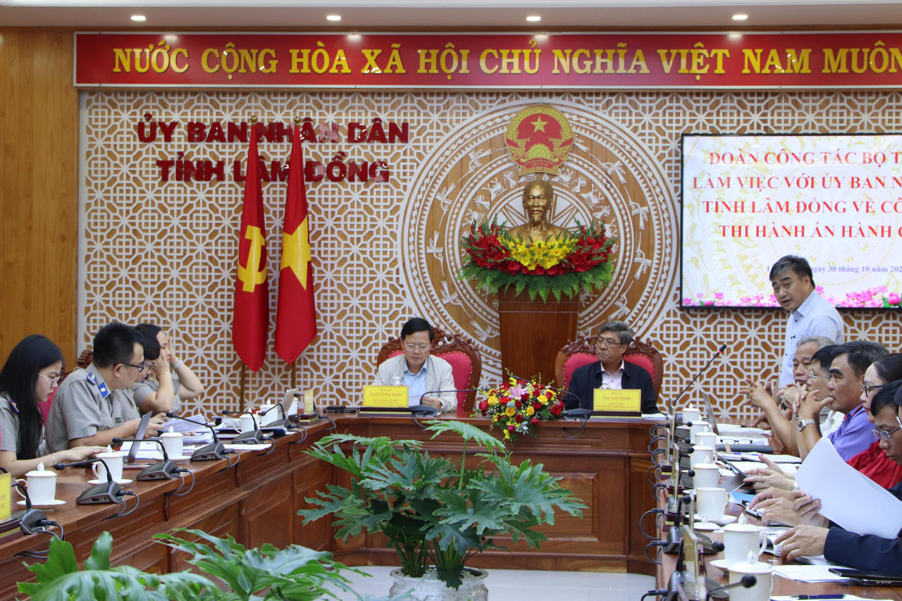 Thứ trưởng Bộ Tư pháp Mai Lương Khôi và Phó Phủ tịch Lâm Đồng Nguyễn Minh chủ trì buổi làm việc. Ảnh: Mai Long.