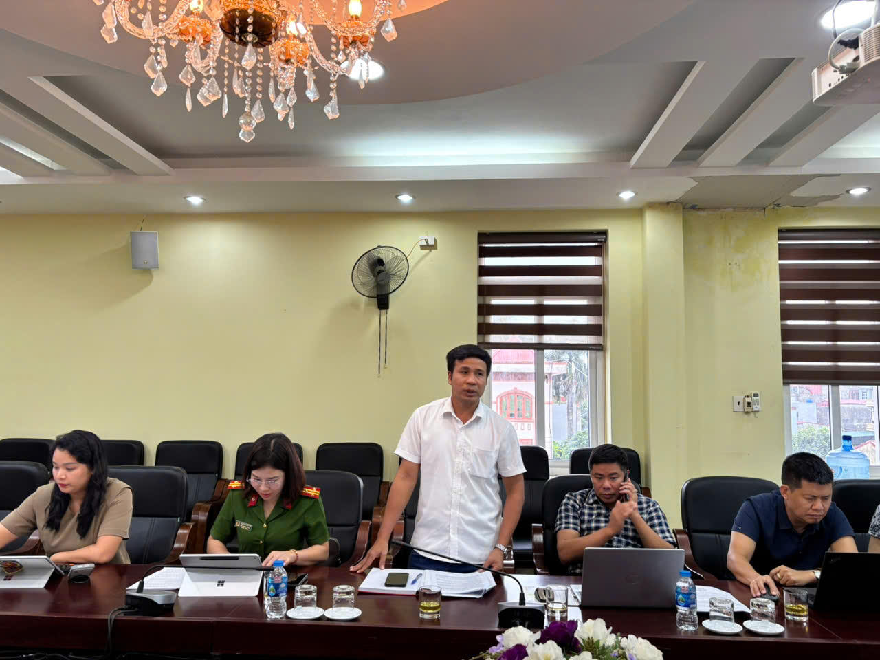 Đại diện xã Nghĩa Trụ, tỉnh Hưng Yên nêu vấn đề tại hội nghị. (Ảnh Đông Bắc)