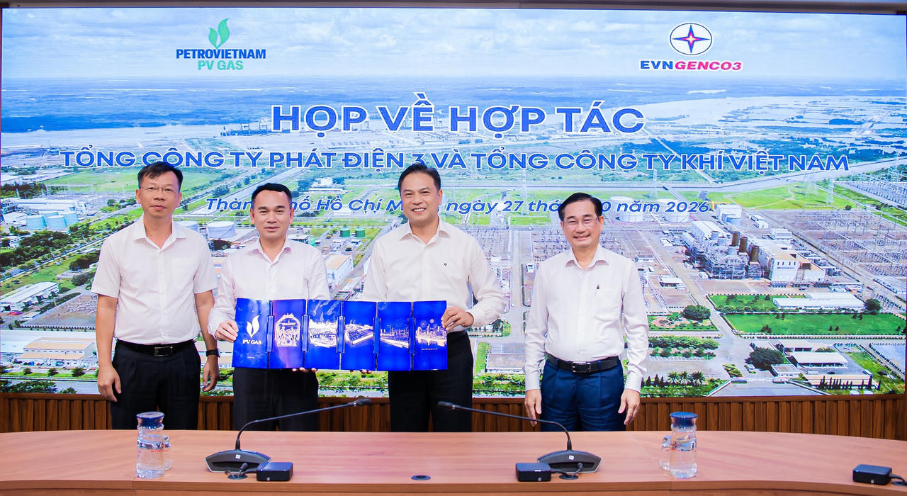 Hai bên trao tặng quà lưu niệm thể hiện tinh thần đoàn kết.