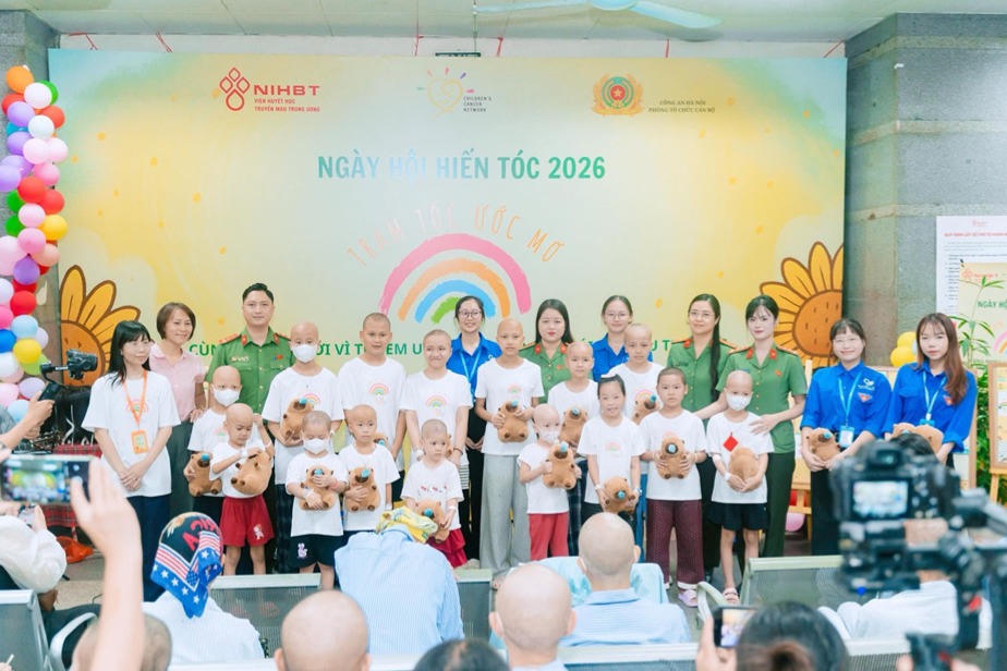 'Trạm tóc chiến sĩ' - hành trình 'tiếp sức' cho bệnh nhân ung thư của Công an Hà Nội