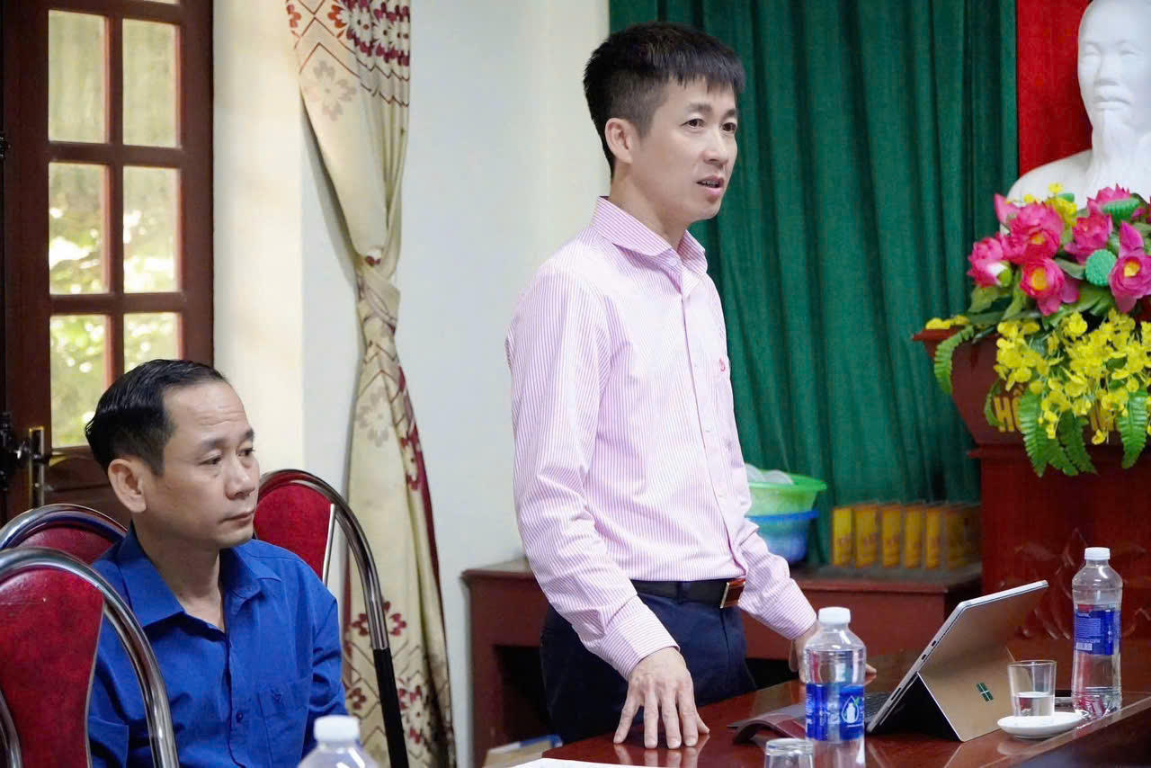 Giám đốc NHCSXH Tân Sơn - ông Tăng Tiến Sỹ phát biểu tại hội nghị triển khai Chỉ thị 39 của Ban bí thư về nâng cao chất lượng hoạt động TDCS trong giai đoạn mới.