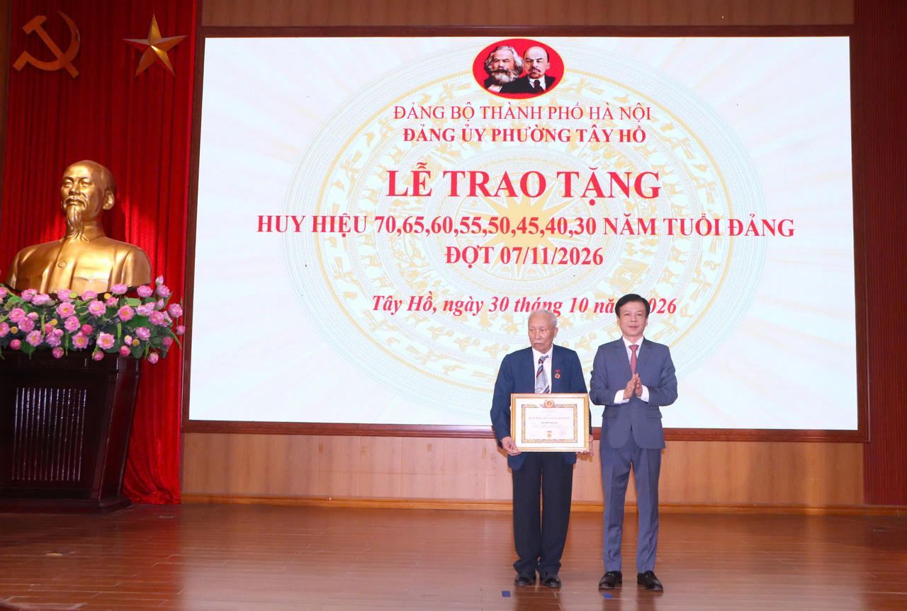 Phó Bí thư Thường trực Đảng ủy phường Tây Hồ Lê Quốc Thịnh trao Huy hiệu cho các Đảng viên (Ảnh: T.Trang).