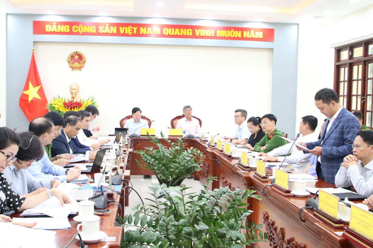 Thứ trưởng Bộ Tư pháp Mai Lương Khôi và Phó Chủ tịch Lâm Đồng Nguyễn Minh đồng chủ trì buổi làm việc. Ảnh: Mai Long.