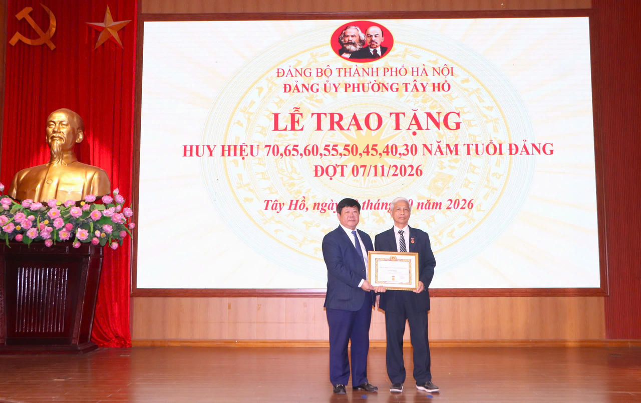 Chủ tịch UBND phường Tây Hồ Nguyễn Thanh Tịnh trao Huy hiệu cho các Đảng viên (Ảnh: T. Trang).