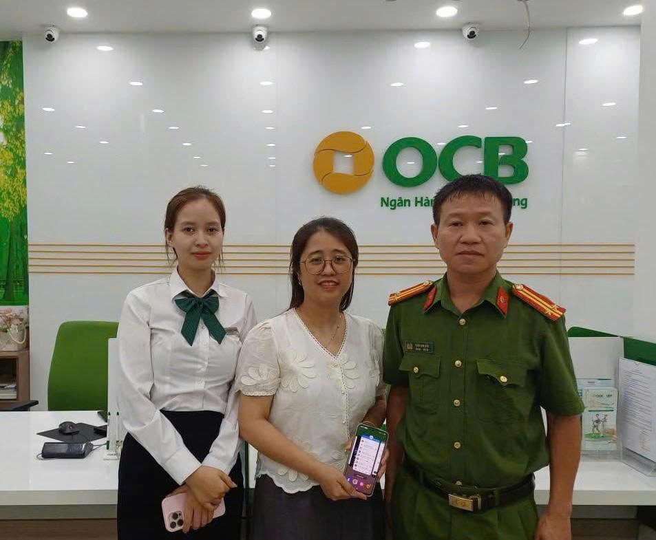 Công an phường Phù Vân phối hợp ngân hàng OCB hỗ trợ người dân nhận lại số tiền chuyển khoản nhầm. (Ảnh: Công an phường Phù Vân).