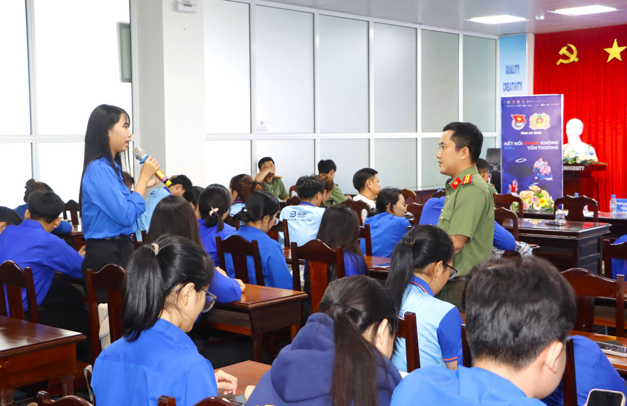 Đoàn viên, sinh viên Đại học Bạc Liêu, trao đổi về thủ đoạn lừa đảo “việc nhẹ lương cao” tại chương trình tuyên truyền chiến dịch ” (Ảnh: H.Đ).