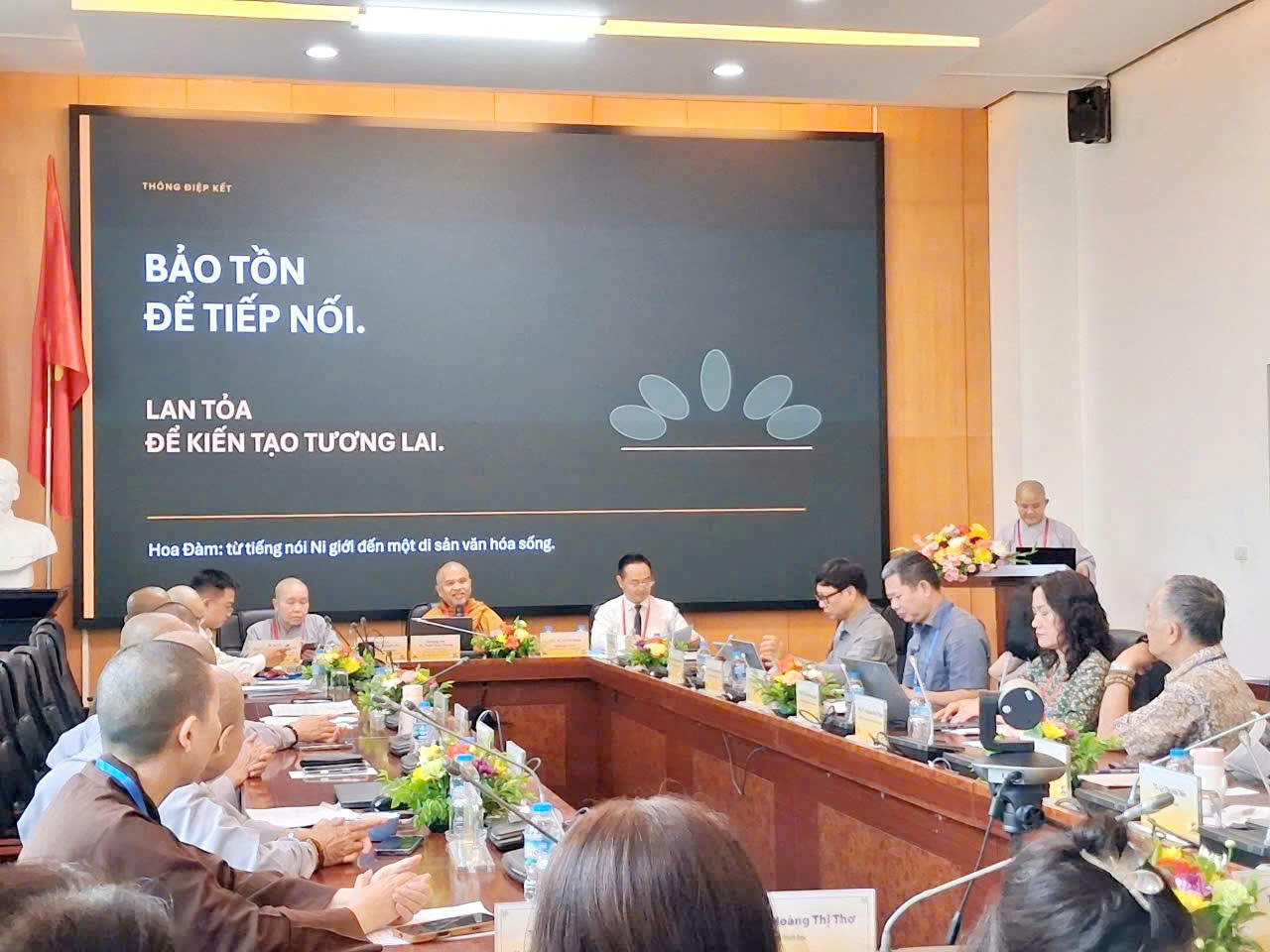 Ni sư, Tiến sĩ Thích Như Nguyệt, Giám đốc Trung tâm Nghiên cứu Nữ giới Phật giáo trình bày tham luận tại hội thảo. (Ảnh XH)