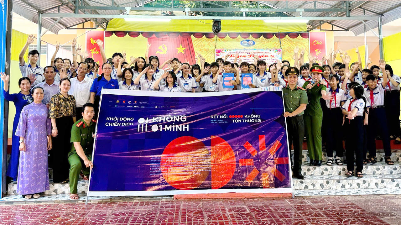 Giáo viên, học sinh Trường THCS Thanh Tùng hưởng ứng chiến dịch “Không một mình” với thông điệp “Kết nối không tổn thương” (Ảnh: H.Đ).