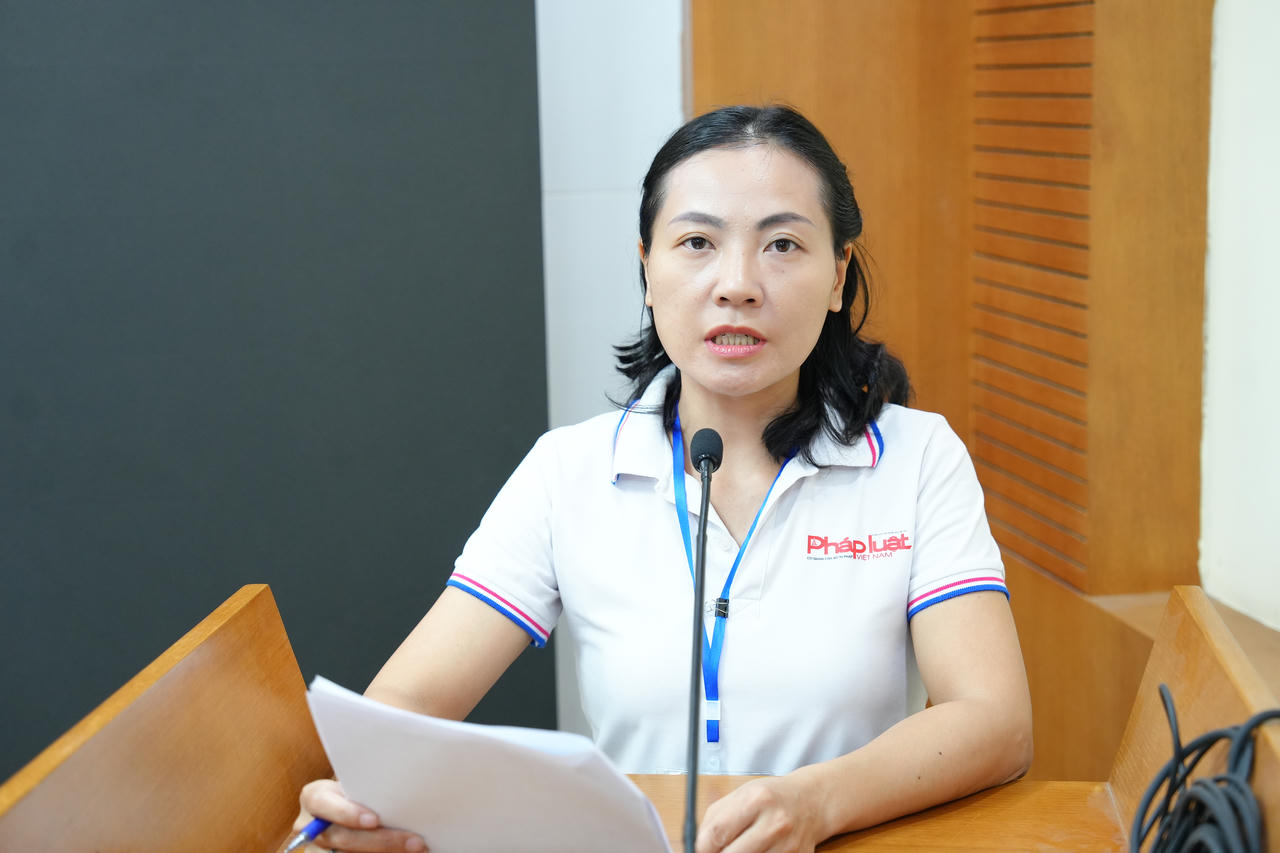 Bà Trịnh Thị Hương Giang - Phó Trưởng ban Trị sự phổ biến về nội quy xét tuyển.