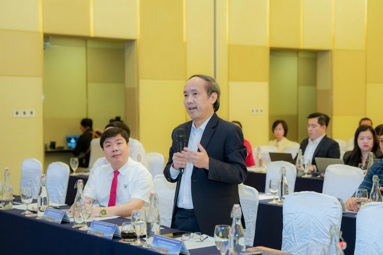 Các đại biểu trao đổi, đối thoại về giải pháp thúc đẩy du lịch Huế trong những tháng cuối năm 2026 và năm 2027. (Ảnh: L.Hoàng) 