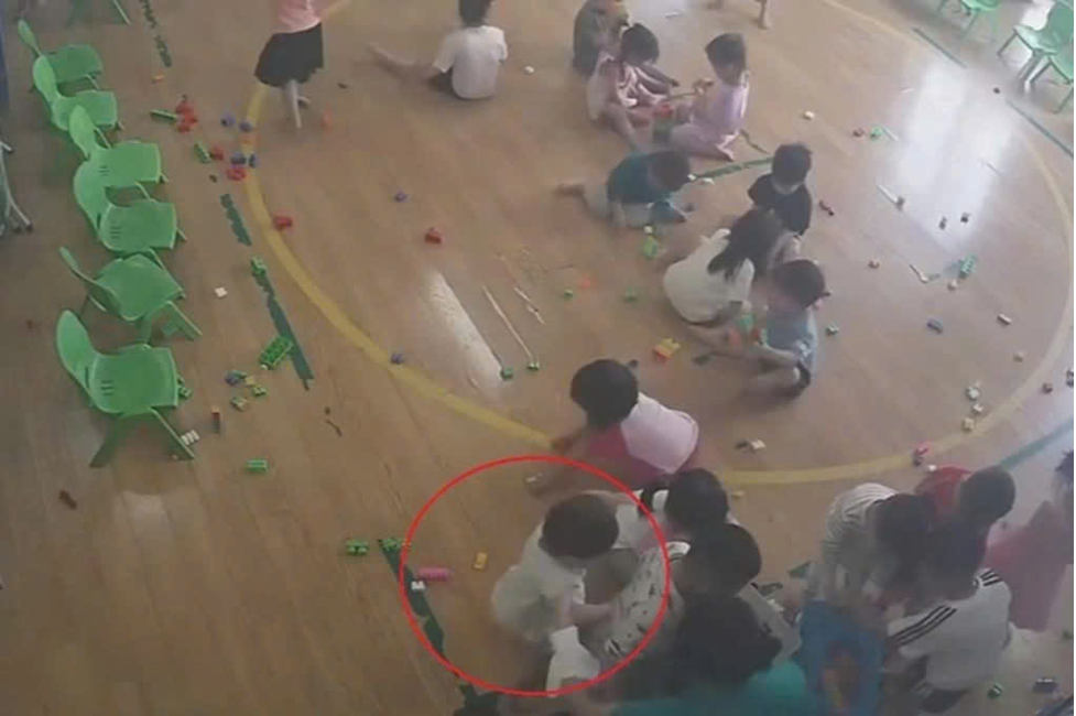 Liên tiếp bạo hành trẻ em ở Bến Tre và Bắc Ninh: Báo động đỏ về trách nhiệm giám sát