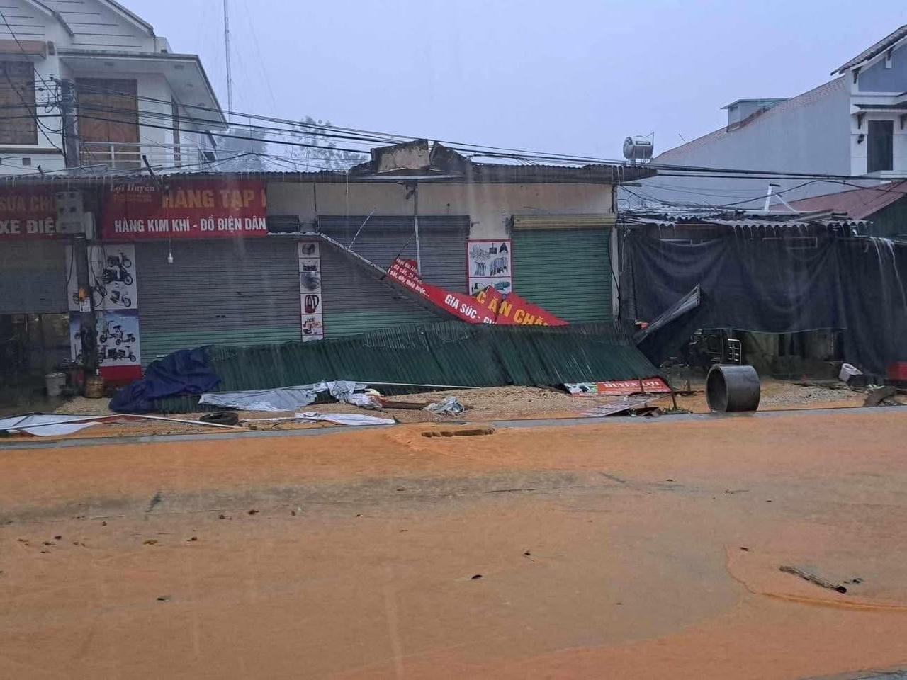 Tuyên Quang: Mưa giông giữa đêm gây sập nhà, ngập úng nhiều nơi