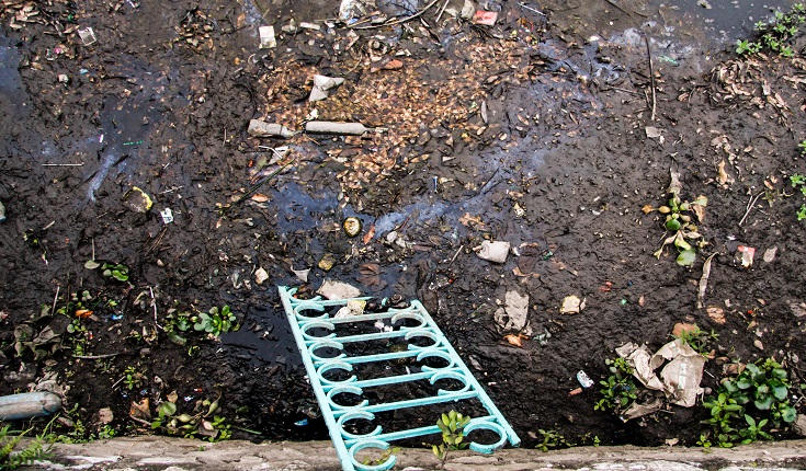 Hồ Tây: Các phương tiện thủy vẫn chống lệnh di dời của UBND phường?