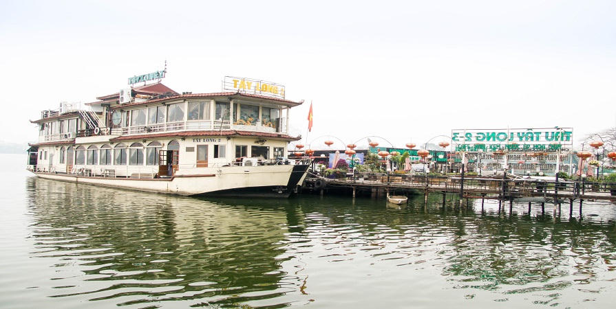 Hồ Tây: Các phương tiện thủy vẫn chống lệnh di dời của UBND phường?