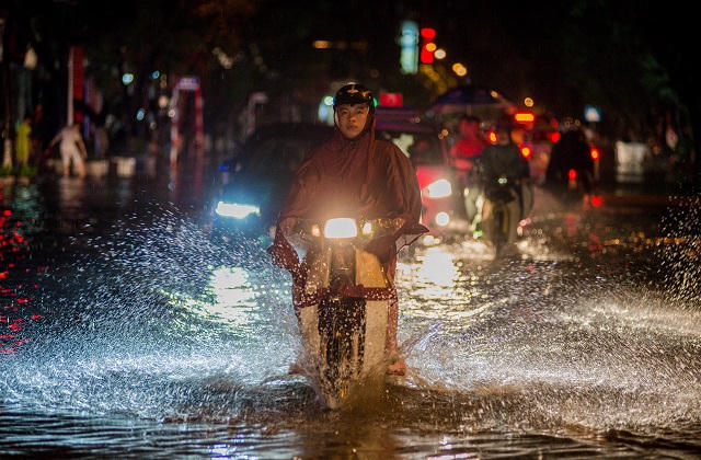 Hà Nội: Dư âm trận mưa lớn bất ngờ, nhiều tuyến phố ngập nặng