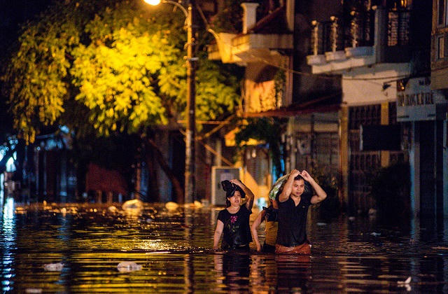 Hà Nội: Dư âm trận mưa lớn bất ngờ, nhiều tuyến phố ngập nặng
