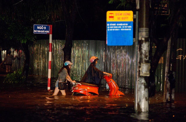 Hà Nội: Dư âm trận mưa lớn bất ngờ, nhiều tuyến phố ngập nặng