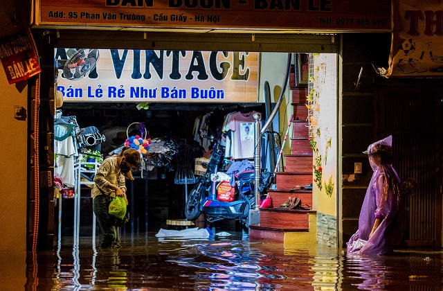Hà Nội: Dư âm trận mưa lớn bất ngờ, nhiều tuyến phố ngập nặng
