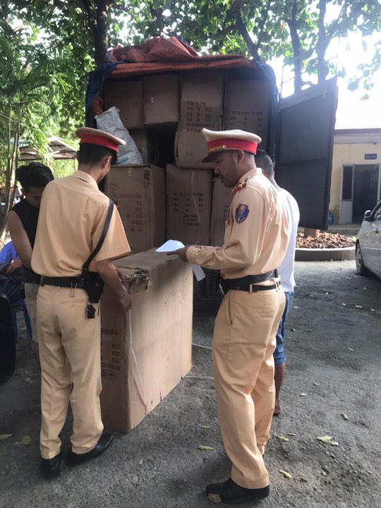 Đội CSGT số 11 phát hiện 29 thùng hàng đồ chơi có nguy cơ độc hại với trẻ em