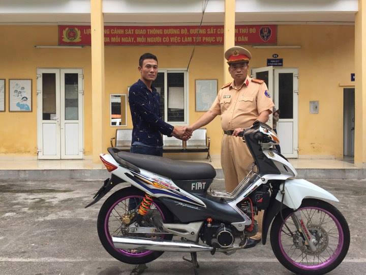 Bất ngờ được CSGT Hà Nội trao lại xe máy sau gần 2 năm mất cắp