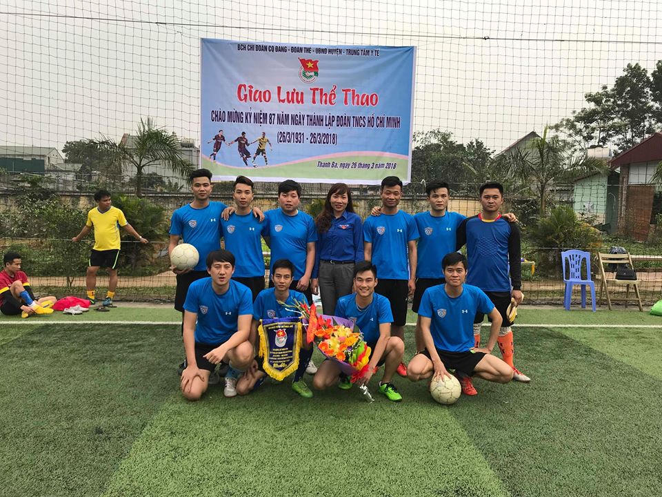Trung tâm Y tế huyện Thanh Ba: Giao lưu bóng đá, mừng tháng Thanh niên.