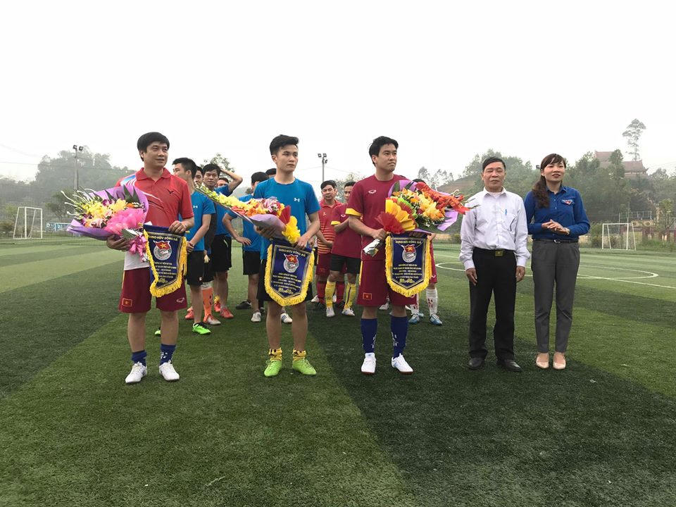 Trung tâm Y tế huyện Thanh Ba: Giao lưu bóng đá, mừng tháng Thanh niên.