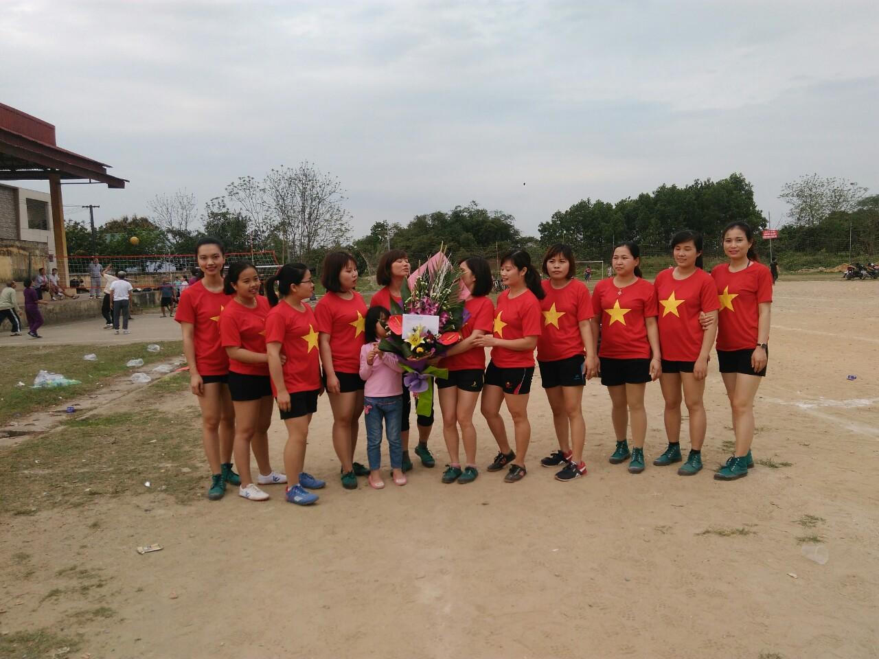 Trung tâm Y tế huyện Cẩm Khê tổ chức hoạt động kỉ niệm ngày 8.3.2018