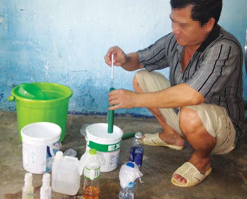 Kinh hoàng sản xuất rượu bằng hóa chất mà không cần gạo