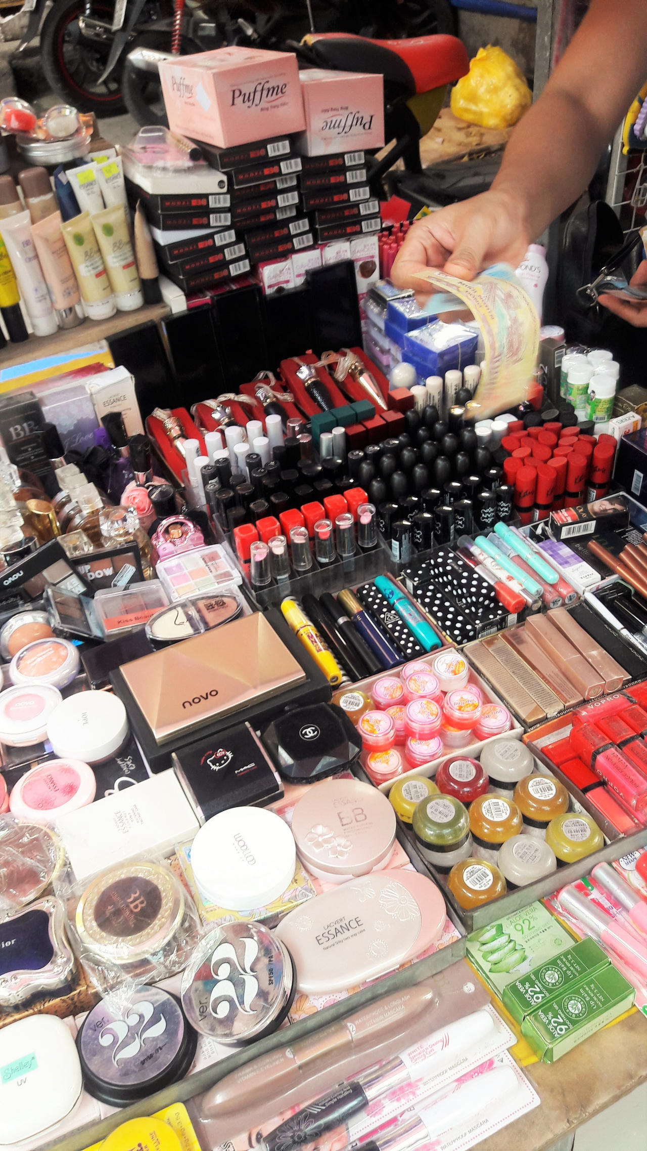 'Choáng' với mỹ phẩm 'mác toàn cầu' bán tràn lan ở chợ sinh viên