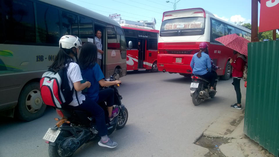 Xe khách dù – Nỗi ám ảnh của người tham gia giao thông Hà Nội