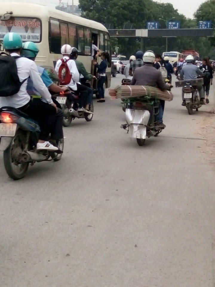 Xe khách dù – Nỗi ám ảnh của người tham gia giao thông Hà Nội