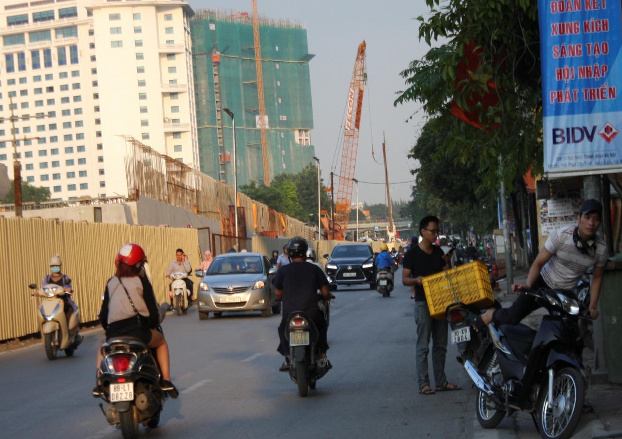 Biển cấm giao thông thành vô hình trong mắt nhiều lái xe Hà Nội?