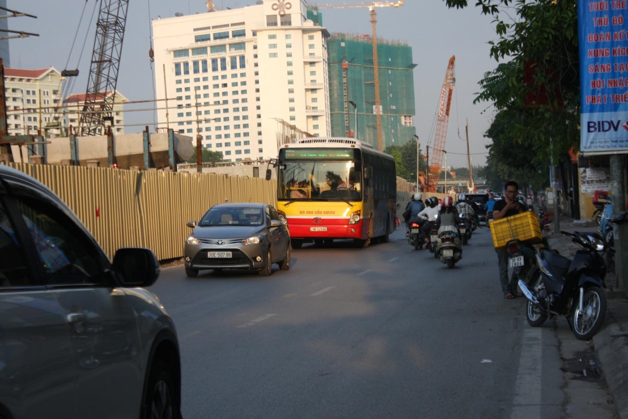 Biển cấm giao thông thành vô hình trong mắt nhiều lái xe Hà Nội?