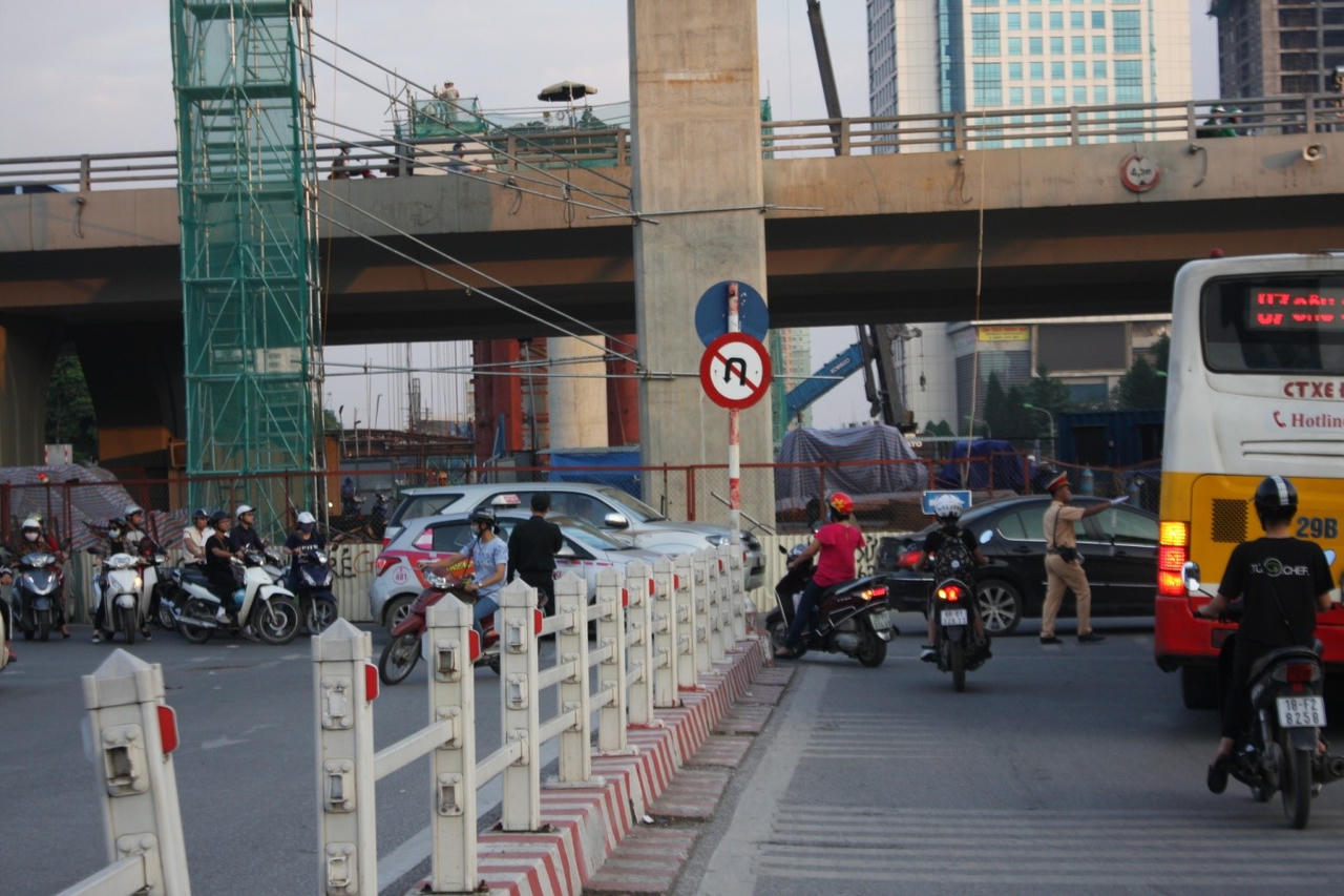 Biển cấm giao thông thành vô hình trong mắt nhiều lái xe Hà Nội?