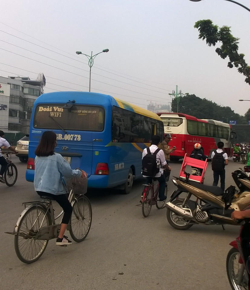 Xe khách dù – Nỗi ám ảnh của người tham gia giao thông Hà Nội