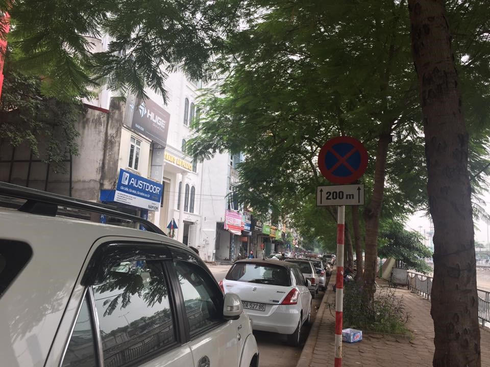 Biển cấm giao thông thành vô hình trong mắt nhiều lái xe Hà Nội?