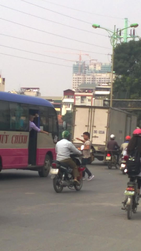 Xe khách dù – Nỗi ám ảnh của người tham gia giao thông Hà Nội