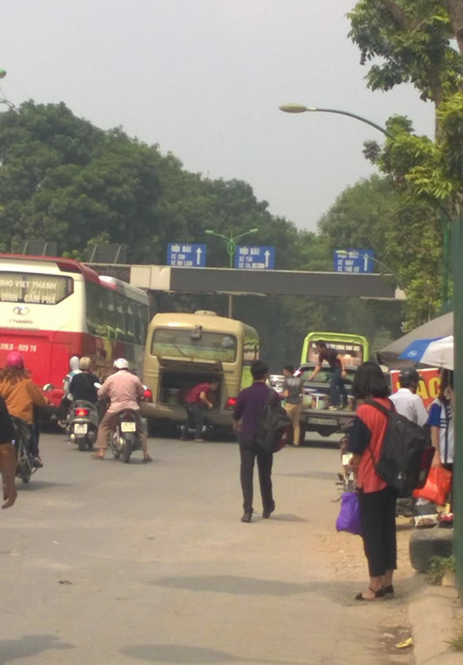 Xe khách dù – Nỗi ám ảnh của người tham gia giao thông Hà Nội