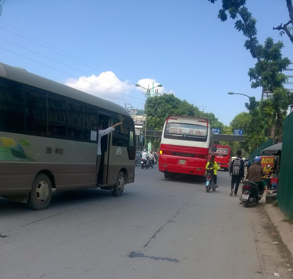 Xe khách dù – Nỗi ám ảnh của người tham gia giao thông Hà Nội