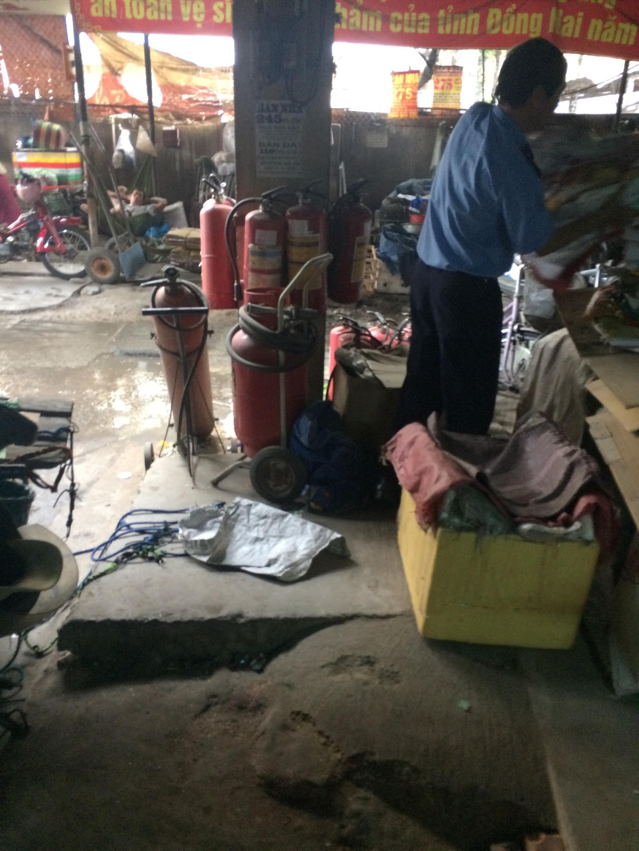 Nguy cơ cháy nổ tiềm ẩn bên trong chợ Sặt