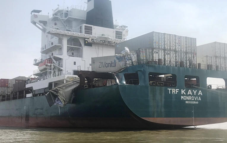 2 tàu va chạm trên sông Đồng Nai nhiều hàng hóa hư hỏng