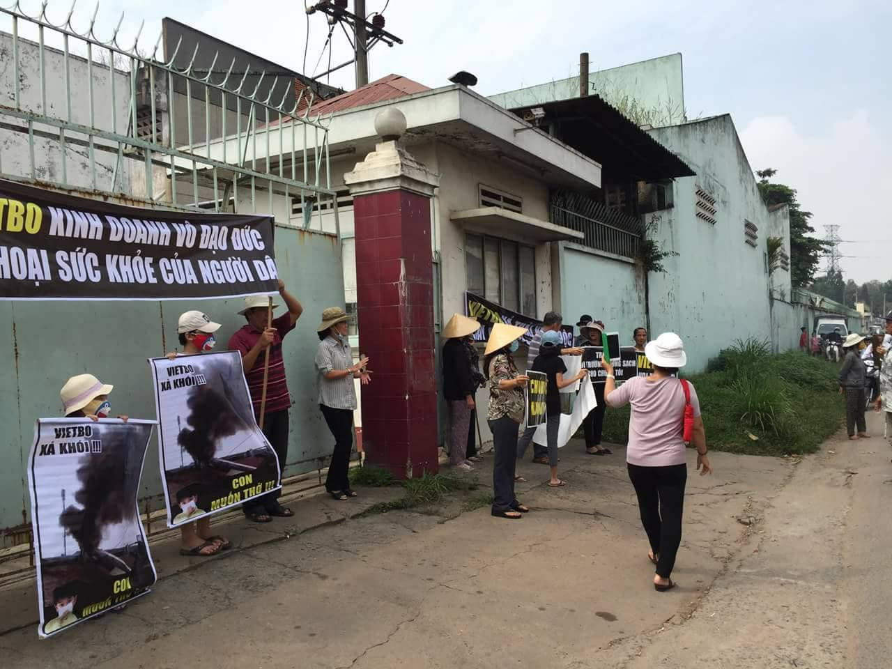 Người dân Biên Hòa phản đối công ty xả thải gây ô nhiễm môi trường