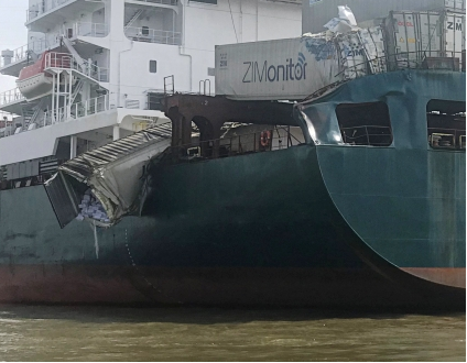 2 tàu va chạm trên sông Đồng Nai nhiều hàng hóa hư hỏng