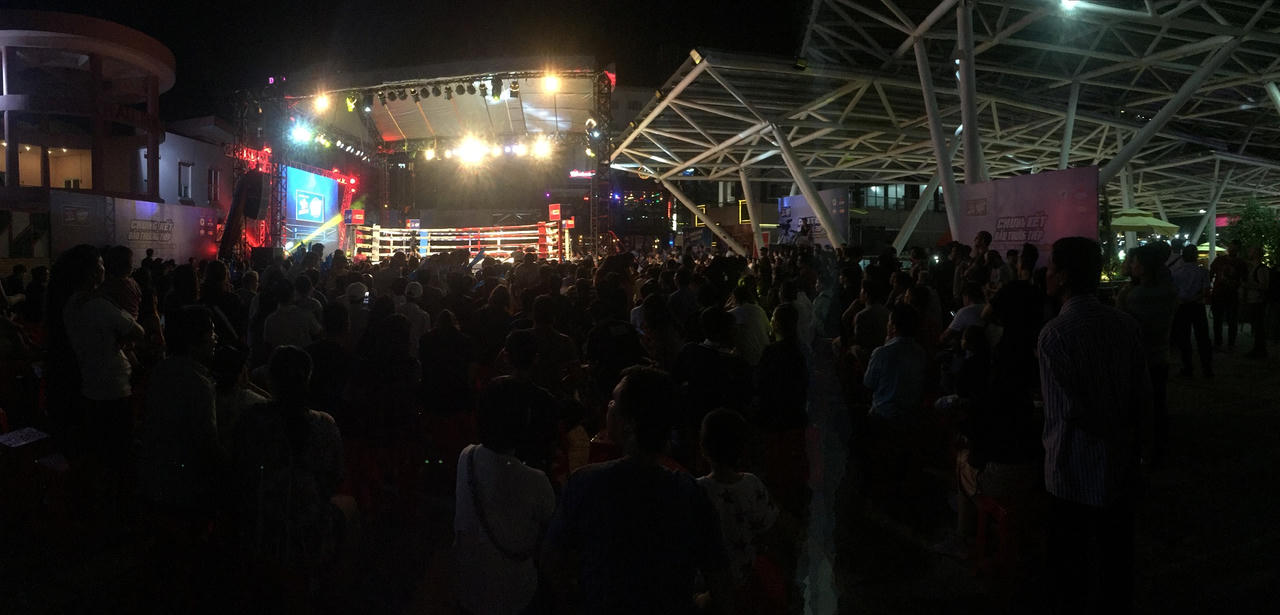 Người Sài Gòn mãn nhãn với sàn đấu boxing lần đầu tiên được tổ chức ngoài trời 
